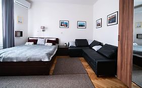 Bumblebee Apartment With Ac