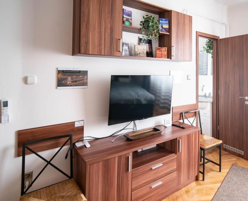 Bumblebee Apartment With Ac Budapest Exterior photo
